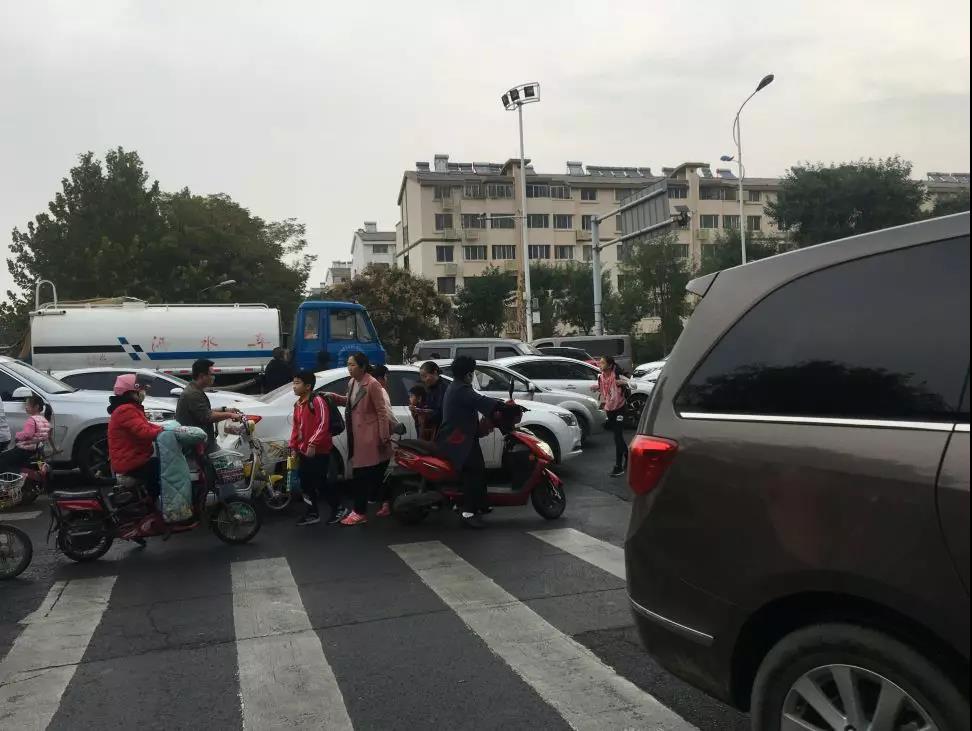 此时上班族遭遇送学族,我们在双山北路与东山中街,宝岛街交叉口观察