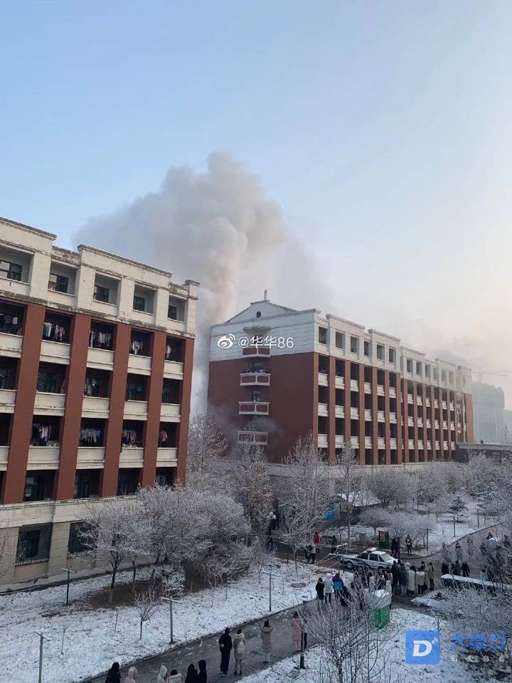 今晨,山东财经大学明水校区宿舍楼浓烟滚滚