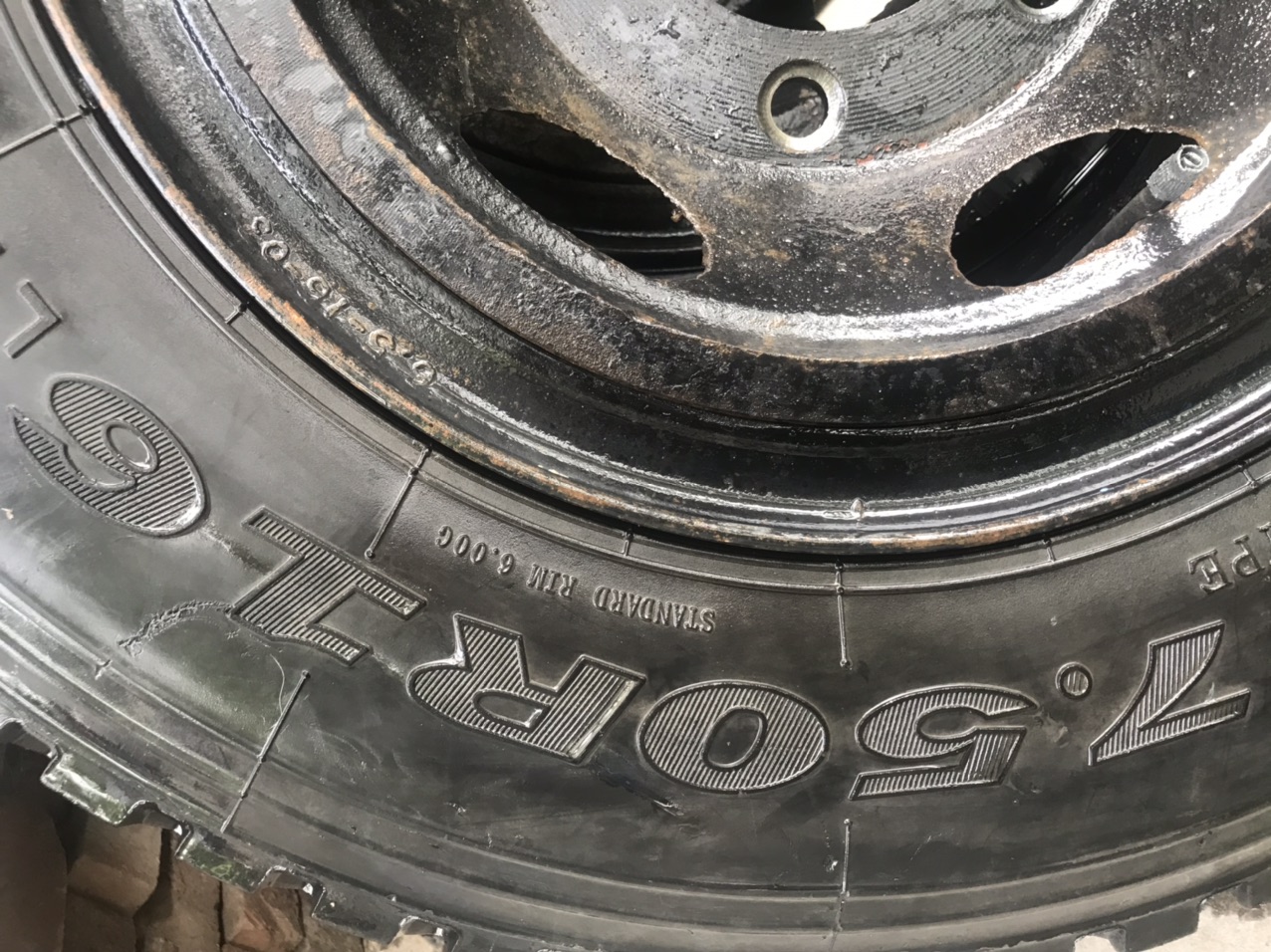 750r16全钢丝轮胎,825r16轮胎参数 四条750r16钢丝轮胎九成新以上13589123