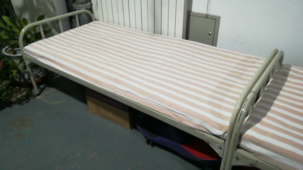 出售小铁床2张,长2米宽1米,送纯棕榈床垫,可并双
