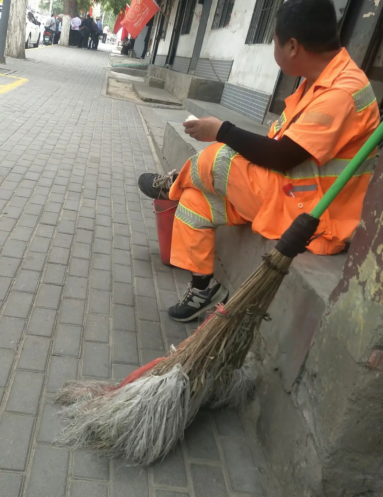 一个中午在马路边吃馒头的环卫工人