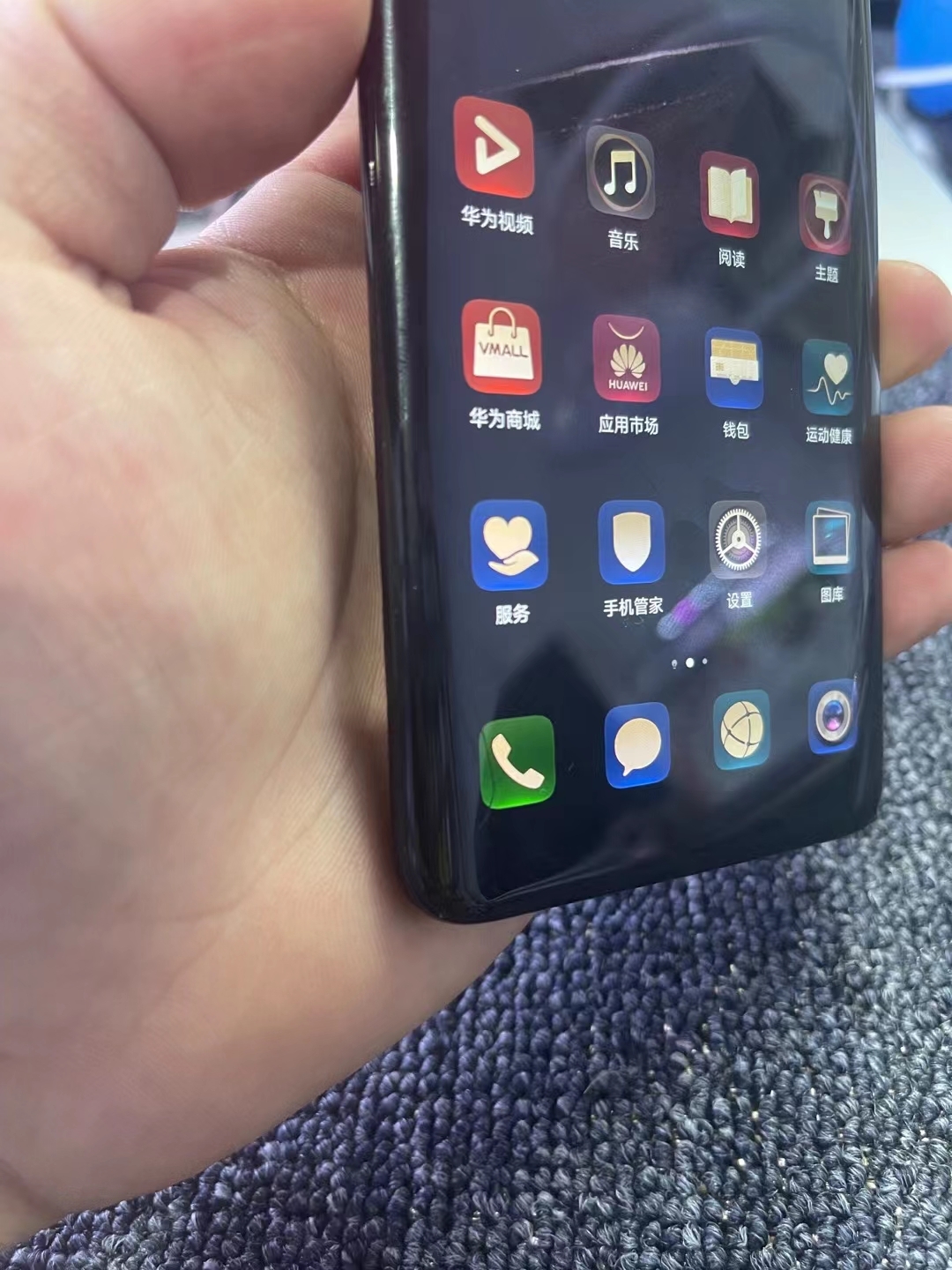 华为mate20保时捷图片,华为mate20保时捷设计 华为mate20rs保时捷8512g内存成色靓就外屏有一到咧痕非常小丝毫不