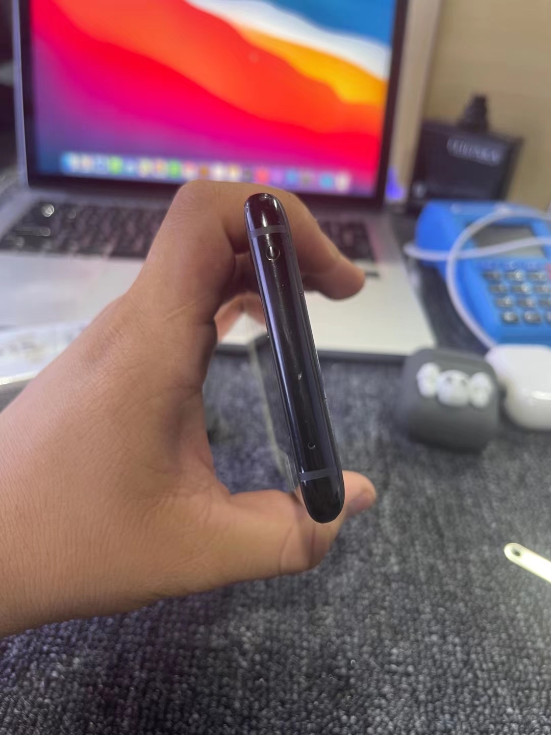 华为mate20保时捷图片,华为mate20保时捷设计 华为mate20rs保时捷8512g内存成色靓就外屏有一到咧痕非常小丝毫不