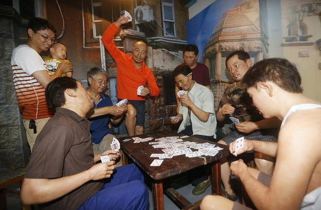 面对一群一米八几的壮汉,高高擎起探天的巨手,扑克牌们被"啪"地一下