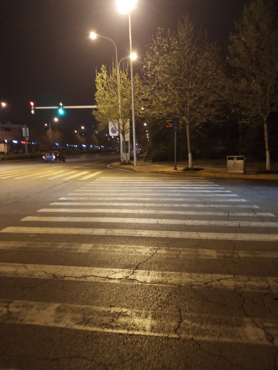 绿灯马路夜晚照片图片
