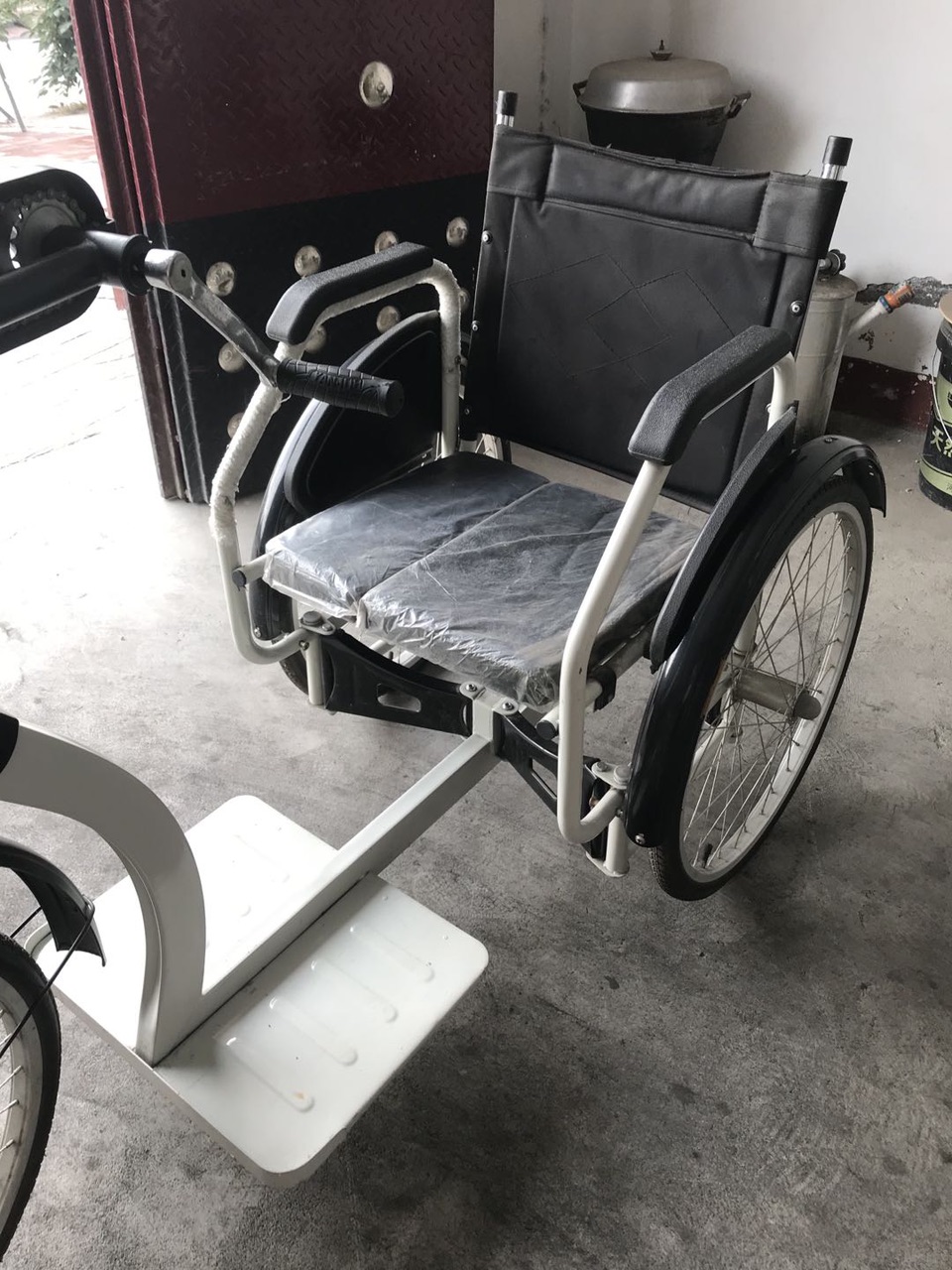 出售闲置全新手摇式轮椅三百元,买了一次没用过,非诚