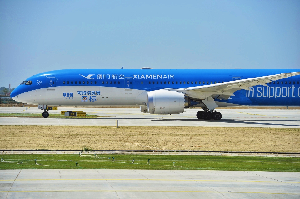 廈門航空新型波音787-8飛機降落廈門高崎機場,還有美麗的空中小姐!